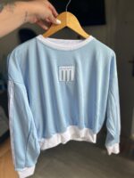 BUZO RETRO BORDADO CELESTE