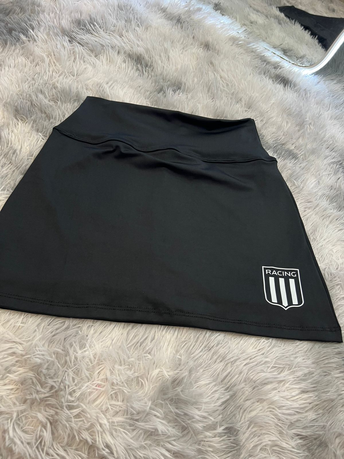 NTDC-00901 MINI NEGRA SHORT POLLERA ESCUDO BLANCO - Imagen 1